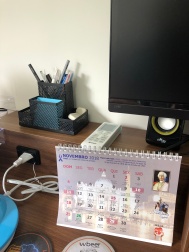 Detalhe no Home Office com canetas e calendário